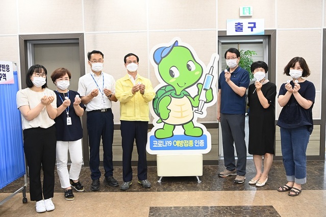 ▲ 조병옥 음성군수가 아스트라 제네카 2차 접종 후 안심배지를 받은 뒤 인증 기념 촬영을 하고 있다.ⓒ음성군