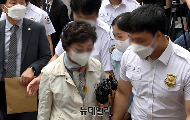 ▲ 윤석열 전 검찰총장의 장모 최모씨가 2일 오전 경기 의정부지법에서 열린 선고 공판에 출석하기 위해 차량에서 내리고 있다. ⓒ정상윤 기자