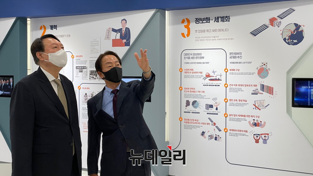 ▲ 대선출마를 선언한 윤석열 전 검찰총장이 2일 오전 서울 동작구 상도동 김영삼 대통령 기념도서관을 찾아 고(故)김영삼 대통령의 차남 현철 씨와 대화를 나누고 있다.ⓒ이종현 기자