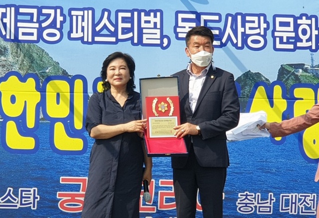 ▲ 김태성 대전 대덕구의회 의장이 대한민국을 빛낸문화예술대상자치혁신공로분야 수상한 뒤 기념촬영을 있다.ⓒ대전대덕구의회