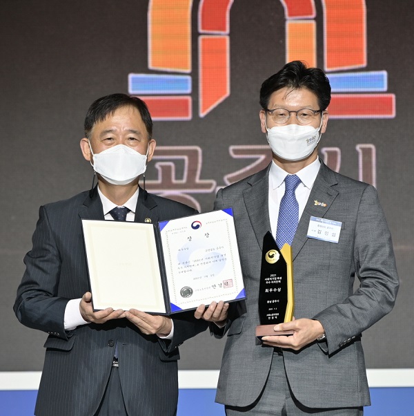 ▲ 김정섭 공주시장(오른쪽)이 2일 광주시 김대중컨벤션센터에서 열린 고용노동부가 주관한 ‘2021년 사회적기업 육성 우수 자치단체’ 평가에서 최우수상을 수상하고 기념촬영을 하고 있다.ⓒ공주시