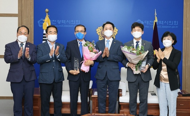 ▲ 대전시의회 이종호. 우승호의원이 2일 제10회 우수의정대상 수상자로 선정, 표창장을 받았다.ⓒ대전시의회