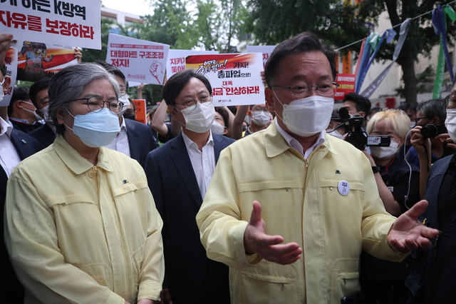 ▲ 김부겸 국무총리가 2일 서울 중구 정동 민주노총을 방문해 주말 대규모 집회 자제를 요청하고 있다. ⓒ뉴시스