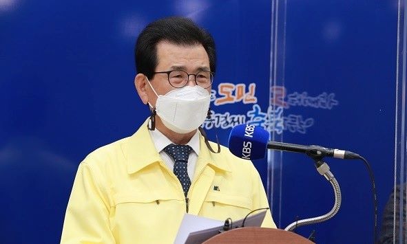 ▲ 이시종 충북도지사가 지난달 30일 가정의 달을 맞아 호소문을 발표하고 있다.ⓒ충북도