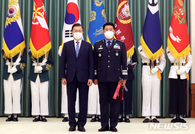 ▲ 문재인 대통령과 신임 공군참모총장 박인호 대장의 기념사진. ⓒ뉴시스. 무단전재 및 재배포 금지.