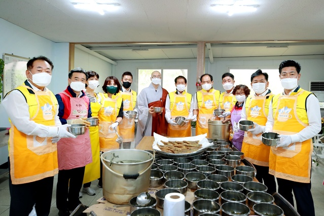 ▲ 성주군의회(의장 김경호) 의원들은 지난 1일 관운사 가야복지센터에서 사랑의 도시락 나눔 봉사활동을 실시했다.ⓒ성주군의회
