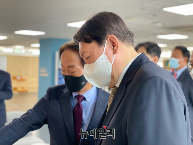 ▲ 윤석열 전 검찰총장이 2일 원희룡 제주지사와 서울 종로구의 한 식당에서 비공개 회동했다. 지난 2일 오전 서울 동작구 김영삼 대통령 기념관에 간 윤석열 전 총장 자료사진. ⓒ이종현 기자(사진=윤석열 캠프)