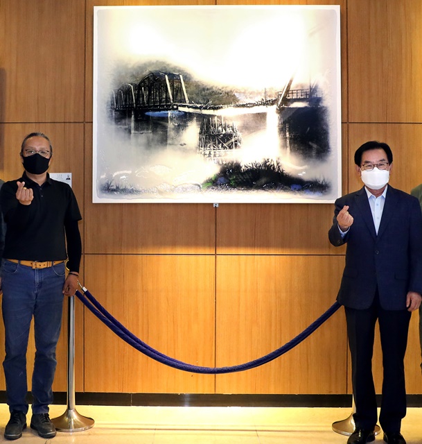 ▲ 곽호철(좌) 맥심회장이 자신의 작품호국의 다리 앞에서 백선기(우) 칠곡군수와 기념촬영을 하고 있다.ⓒ칠곡군