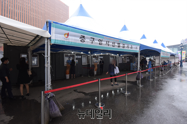 ▲ 서울 중구 서울역 광장에 마련된 임시 선별검사소. ⓒ강민석 기자
