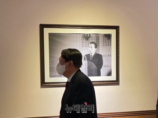 ▲ 대선출마를 선언한 윤석열 전 검찰총장이 지난 2일 서울 마포구 상암동 박정희 대통령 기념재단을 방문해 전시물을 둘러보고 있다. ⓒ윤석열 캠프 제공.