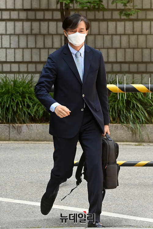 ▲ 조국 전 법무장관이 야권 유력주자 윤석열 전 검찰총장을 '왕을 배신한 뒤 왕위를 찬탈한 맥베스'에 비유하며 에둘러 비판했다. ⓒ강민석 기자