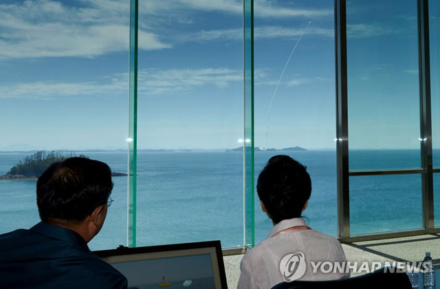 ▲ 2015년 6월 충남 안흥에 있는 국방과학연구소(ADD) 시험장에서 현무-2B 시험발사 장면을 지켜보는 박근혜 대통령. ⓒ연합뉴스. 무단전재 및 재배포 금지.