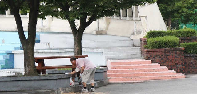 ▲ 임 모(77) 할아버지가 2년째 한남대에서 ‘청소 운동’을 해 오고 있다.ⓒ한남대