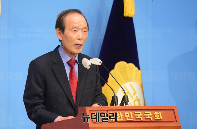 ▲ '민주화 운동의 대부' 장기표 국민의힘 경남김해시을 당협위원장이 5일 