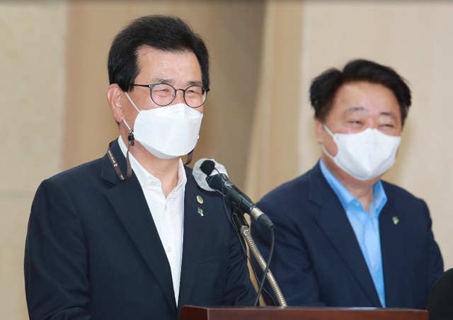 ▲ 이시종 충북도지사가 지난달 29일 도청에서 정부가 발표한 제4차 국가철도망구축계획과 관련해 발표를 하고 있다. 오른쪽은 한범덕 청주시장.ⓒ충북도