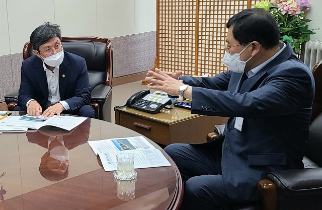 ▲ 주낙영 시장이 5일 오후 안도걸 기획재정부 제2차관을 만난 자리에서 경주시가 사활을 걸고 추진 중인 주요 현안 사업의 국비 반영을 적극 요청하고 있다.ⓒ경주시