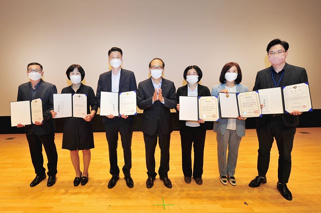 ▲ 군위군은 지난 1일, 2021년도 상반기 적극행정 우수공무원을 선발해 표창했다.ⓒ군위군