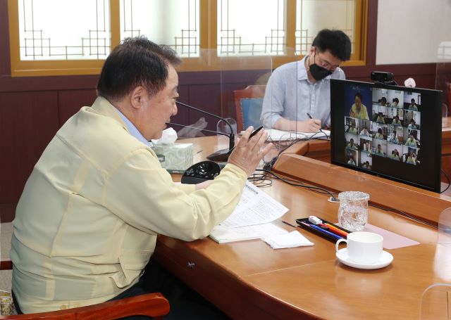 ▲ 한범덕 충북 청주시장이 5일 온라인 영상회의로 주간업무 보고회를 진행하고 있다.ⓒ청주시