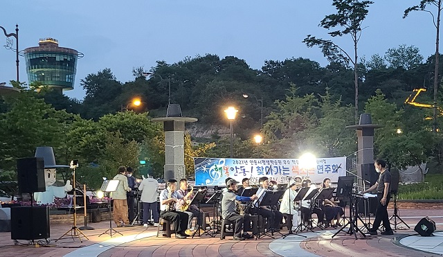 ▲ 안동예술단체가 유교랜드 앞에서 버스킹공연을 시행하고 있다.ⓒ경북관광공사