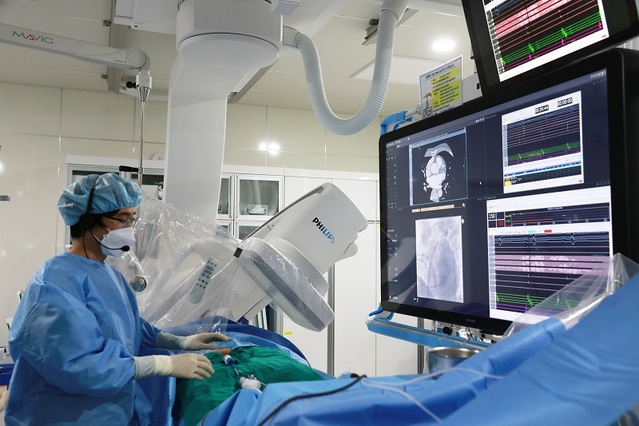 ▲ 세종충남대병원 심장내과 김민수교가 최근 심방세동 냉각풍선절제술 하고 있다.ⓒ세종충남대병원