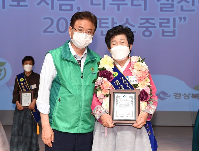 ▲ 최고의 영예인 새마을여인봉사상 대상에 권순자(오른쪽)씨가 수상했다.ⓒ경북도