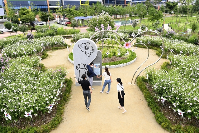 ▲ 무궁화동산은 면적 0.6ha, 거리 0.4km 규모로, 15품조 1천85여 본(가로수형 113본, 관목형 972본)의 다양한 무궁화가 식재돼 있다.ⓒ달성군