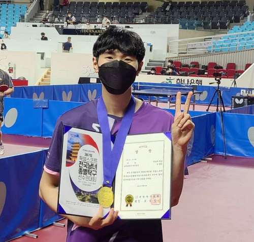 ▲ 한남대 김홍빈 선수가 남자 대학부 개인 단식에 출전해 우승을 차지했다. 김 선수가  우승한 뒤 증리의 표시로 손가락으로 V를 나타내고 있다.ⓒ한남대
한남대