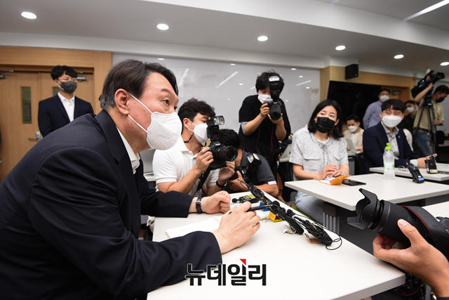 ▲ 야권 유력 대권주자인 윤석열 전 검찰총장이 6일 오후 대전 유성구 카이스트를 방문해 석·박사 과정 학생들에게 탈원전 관련 의견을 듣고 있다.ⓒ대전=강민석 기자