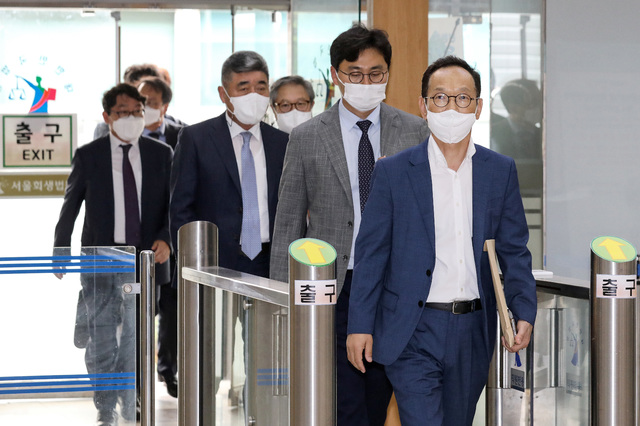 ▲ 김유상(오른쪽 첫번째) 이스타항공 관리대표와 정재섭(오른쪽 세번째) 이스타항공 공동관리인, 형남순(오른쪽 네번째) 성정 회장 등 관계자들이 지난달 24일 서울회생법원에서 건설업체 성정과 이스타항공의 본계약 체결을 위해 이동하고 있다. ⓒ 뉴시스