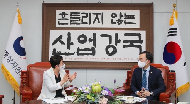 ▲ 대전  박정현 대덕구청장이 6일 문승욱 산업통상자원부 장관을 만나 ‘대전산업단지 상생 플랫폼 구축’을 제안하고 정부의 협력과 지원을 건의했다.ⓒ대덕구