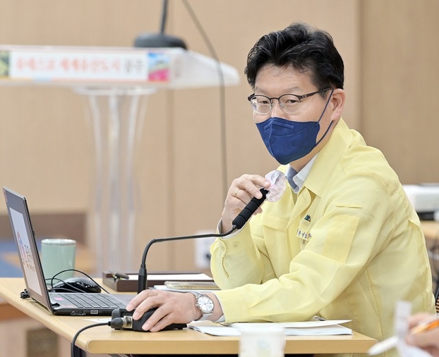 ▲ 김정섭 공주시장이 지난 5일 시청 대백제실에서 열린 주간업무보고회에서 모두 발언을 하고 있다.ⓒ공주시