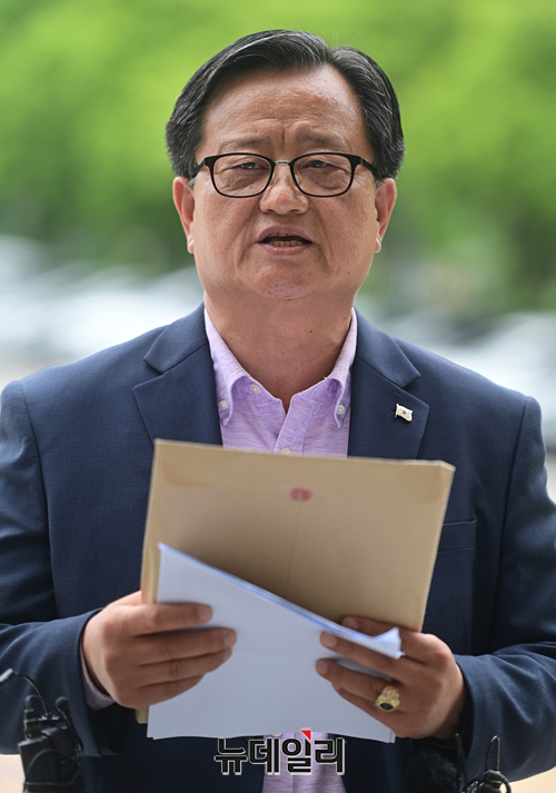 ▲ 이형진 장안회장이 6일 오전 경기 과천시 정부과천청사 공수처 앞에서 황기철 국가보훈처장과 김원웅 광복회장을 고발하는 기자회견을 갖고 있다. ⓒ정상윤 기자