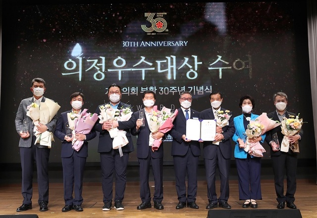 ▲ 김명선 충남도의장이 6일 지방의회 부활 30주년을 맞아 조길연 2부의장과 김기영 도의원, 오배근 충남도의정회 부회장, 김제철 한서대 교수, 최두선 공공재정연구원장, 김건교 TJB대전방송 국장 등 유공자에게 시상을 하고 있다. ⓒ