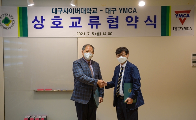 ▲ 협약식 기념사진 장면(좌 대구사이버대학교 이근용총장, 우 대구YMCA 서병철 사무총장).ⓒ대구사이버대