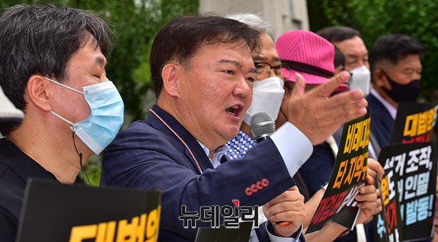 ▲ 민경욱 전 미래통합당 의원이 4.15부정선거국민투쟁본부 기자회견에서 조작선거 의혹 물증에 대한 증거조사를 촉구하고 있다. ⓒ옥지훈 기자