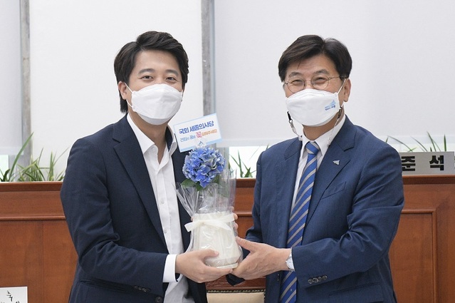 ▲ 이춘희 세종시장이 6일 이준석 국민의힘 대표에게 국회 세종의사당 예정부지 흙을 담은 화분을 선물하고 있다.ⓒ세종시