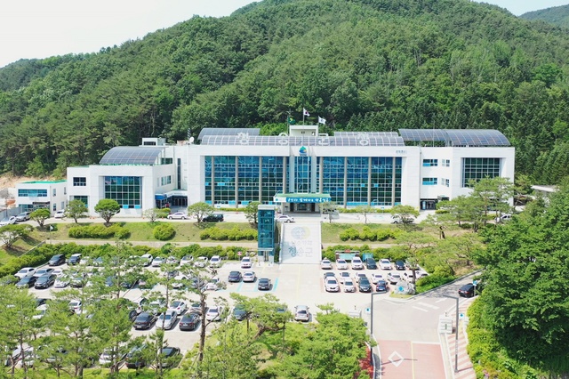 ▲ 청송군(군수 윤경희)이 농촌인구 감소와 고령화로 인한 농촌 일손 부족문제 해소를 위해 운영하는 ‘청송군 영농일자리지원센터’가 큰 호응을 얻고 있다.ⓒ청송군