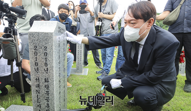 ▲ 대선 출마를 공식 선언한 윤석열 전 검찰총장이 6일 오전 민생행보 첫 일정으로 대전 유성구 국립대전현충원을 찾아 천안함 46용사 묘역과 연평해전 전사자 묘역 등을 참배했다. ⓒ대전=강민석 기자
