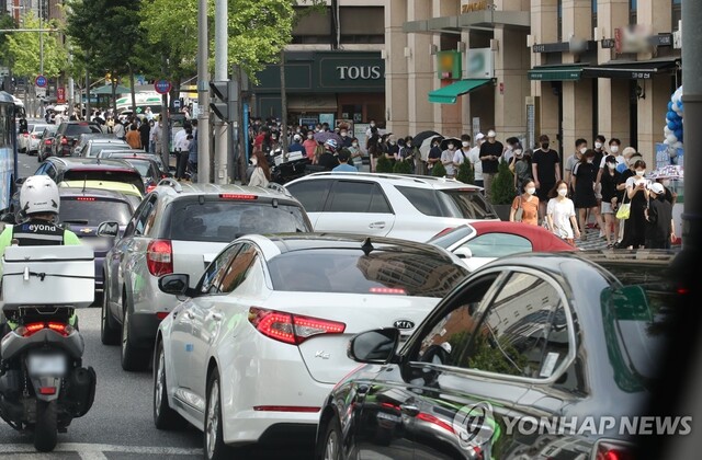 ▲ 7일 오전 서울 강남구 강남보건소 선별검사소 앞이 줄지어 선 차량과 시민들로 북적이고 있다. ⓒ연합뉴스