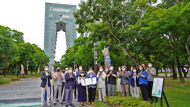 ▲ 김은수 시인과 이지인 시인이 경주엑스포대공원 직원들과 기념촬영을 하고 있다.ⓒ경주엑스포