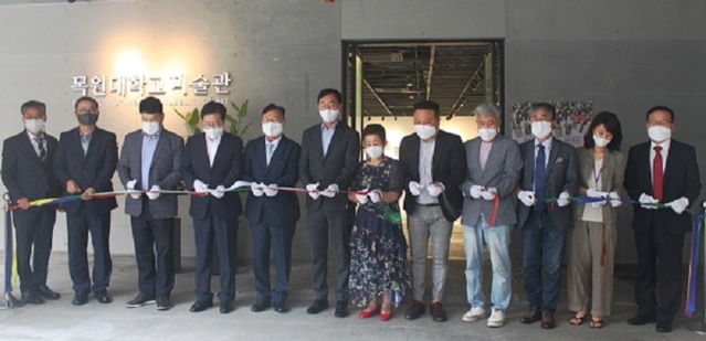 ▲ 지난 6일 목원대미술관앞에서 열린 김윤식 작가 초대전에서 유영환 학교법인 감리교학원 이사장 (왼쪽 다섯번째)과 김정수 총동문회장(왼쪽 여섯번째) 등이 테이프를 자르고 있다.ⓒ 목원대