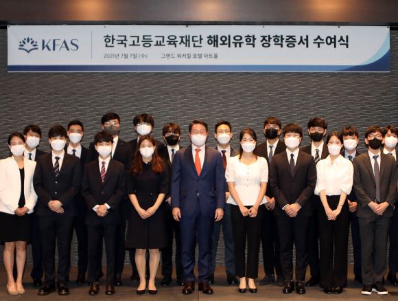 ▲ 한국고등교육재단 이사장을 맡고 있는 최태원 SK회장(아랫줄 가운데)이 7일 서울 광진구 그랜드워커힐호텔에서 열린 해외유학 장학증서 수여식에서 장학생들과 기념촬영하고 있다.ⓒSK