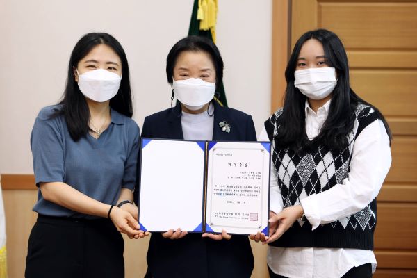 ▲ 대원대학교 가 지난 1일 ‘ICCT 2021 국제학술대회 캡스톤 디자인 경진대회’에서 최우수상을 받고 포즈를 취하고 있다.ⓒ대원대학교