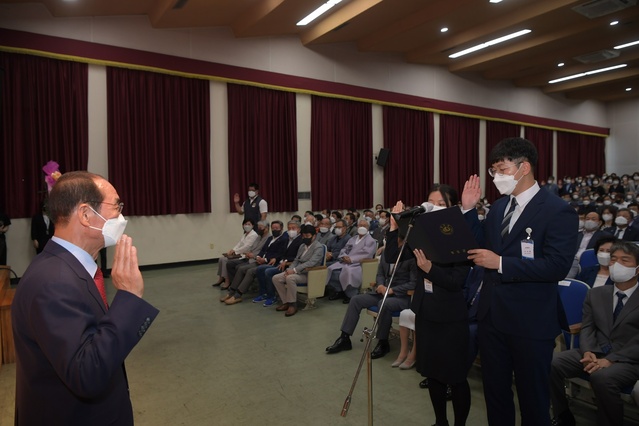 ▲ 청도군(군수 이승율)은 지난 1일 군민회관에서 이승율 청도군수, 청도군의회 의원, 유관기관 단체장, 민간단체장 및 공직자 등 400여 명이 참석한 가운데 공직사회의 부정부패를 척결하고 공정하고 청렴한 조직문화를 조성하기 위한 청렴실천 결의대회를 열었다.ⓒ청도군