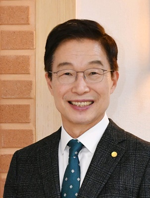 ▲ 임종식 경북교육감은 여론조사 전문기관인 리얼미터가 지난 6월 실시한 전국 17개 시·도교육감 직무수행 지지도 조사에서 전국 3위를 기록했다.ⓒ경북교육청