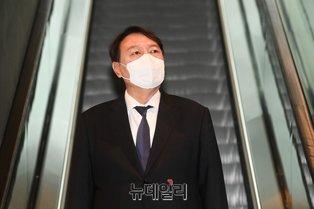 ▲ 대선 출마를 공식 선언한 윤석열 전 검찰총장이 7일 오후 서울 종로구의 한 중식당에서 안철수 국민의당 대표를 만나 오찬 회동을 마친 직후 취재진들을 만나고 있다.ⓒ강민석 기자