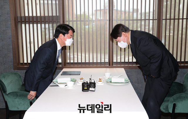 ▲ 대선 출마를 공식 선언한 윤석열 전 검찰총장(오른쪽)과 국민의당 안철수 대표가 7일 오후 서울 종로구의 한 중식당에서 오찬 회동을 갖고 있다.ⓒ강민석 기자