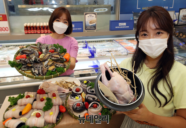 ▲ 7일 오전 이마트 성수점에서 모델들이 '초복 맞이 대표 보양식 행사'를 소개하고 있다. ⓒ이마트