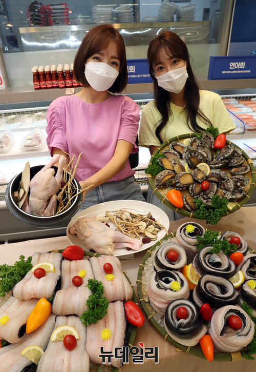 ▲ 7일 오전 이마트 성수점에서 모델들이 '초복 맞이 대표 보양식 행사'를 소개하고 있다. ⓒ이마트