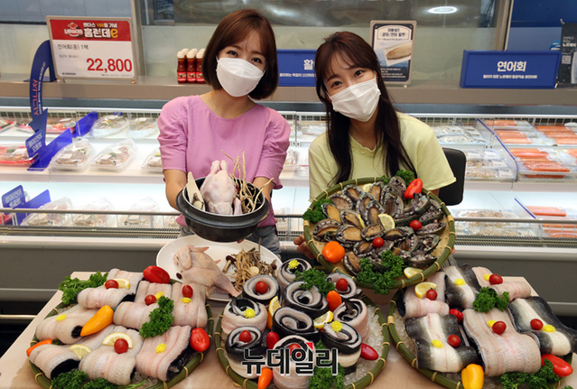 ▲ 7일 오전 이마트 성수점에서 모델들이 '초복 맞이 대표 보양식 행사'를 소개하고 있다. ⓒ이마트